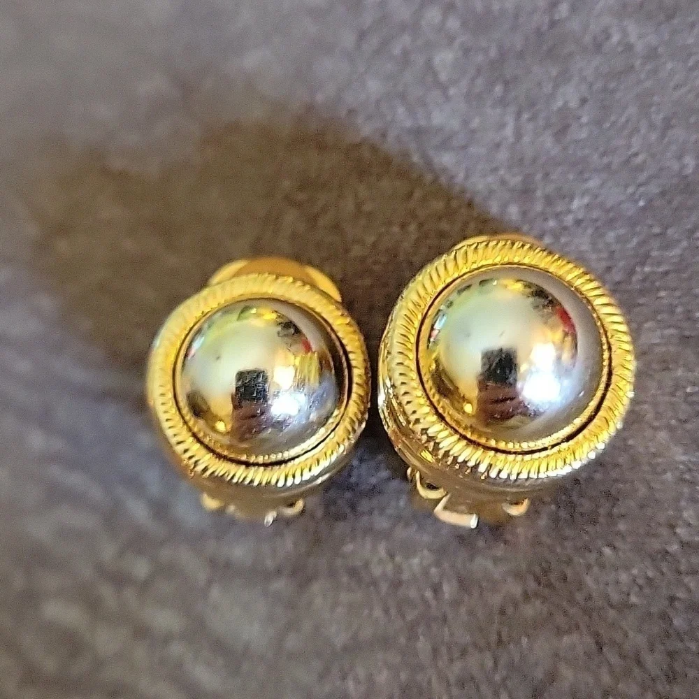 Vintage 1980s Goldtone Circle Dome Clip-on Earrings
